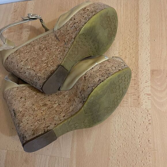 JIMMY CHOO Beige Patent Leather Pela Cork Wedge T Strap Sandals Size 38.5 - Picture 10 of 12